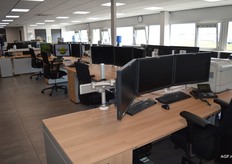 De kantoorruimten zijn ingericht met nieuw meubilair en computersystemen waarbij ieder bureau 3 beeldschermen heeft gekregen.