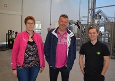 Sylvia en Hans van Dijk en Misja Willemse, operator verpakkingen.