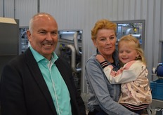 Teler Aalt Baatje en zijn vrouw Emmy met Tes Koppert, dochter van Paul Koppert.