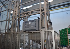 Ook hier is gebruik gemaakt van het liftsysteem met buffer en kantelsysteem, eveneens om de heftruck handelingen tot een minimum te beperken.