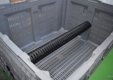 Een geperforeerde buis loopt door het midden van de kist waardoor er een betere verdeling van de gekoelde lucht is en ‘broei’ in het binnenste van de kist wordt voorkomen.