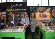 De sappen van Hoogesteger zijn koud geperst, rauw en niet gepasteuriseerd. Het assortiment bestaat uit groente- en fruitsappen, ontbijt smoothies, infused waters, boosters, raw lemonades en notenmelk. vlnr John Mulder, Janet van der Linde en Sanne Merkelbach.