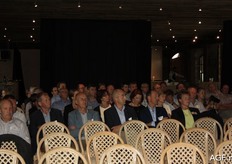 Aandachtig gehoor in de zaal.