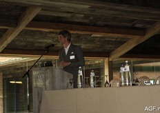 "Jonathan Holslag staat bekend als China-expert. Hij gaf aan dat de wereld op een keerpunt staat. Holslag besprak de gebeurtenissen en invloeden op verschillende niveaus, die een grote impact hebben op het wereldgebeuren, zoals de economische situatie. "De recessie is afgewend, maar de onderliggende problemen zijn nog niet opgelost. Hoe lang kunnen we die stabiliteit behouden?"