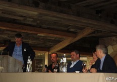 Het paneldebat over de uitdagingen voor de Belgische AGF-export werd geleid door Luc Vanoirbeeck, adviseur Europees en Internationaal beleid Boerenbond. V.l.n.r.: Leslie Lambregts (FAVV), Philippe Appeltans (VBT), Veerle Vandersypt (Fresh Trade Belgium) en Philippe Binard (Freshfel).