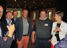 Lachende gezichten uit verschillende delen van Vlaanderen.