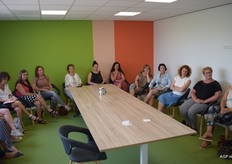 De Agri Ladies luisteren aandachtig naar het verhaal van Jolanda Nooijen van Compliment