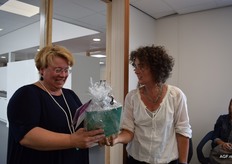 Jolanda krijgt een attentie van Wilma voor de geboden gastvrijheid