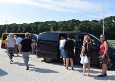 Op weg om het perceel ijsbergsla te inspecteren