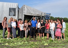 Een groepsfoto voor de oogstmachine