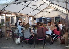 Voordat de Agri Ladies de keuken ingaan drinken ze nog een kopje koffie