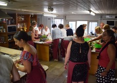 Gezellig druk in de keuken van Kookpunt Houtvennen