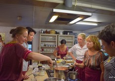 Het is druk bij het fornuis maar er heerst harmonie en gezelligheid