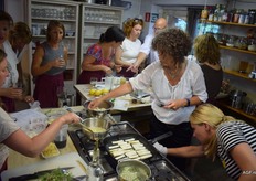 Wilma maakt gegrilde asperges klaar
