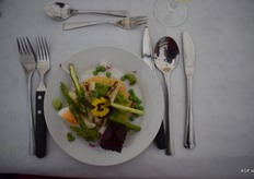 En het resultaat: Pizza van bladerdeeg gegarneerd met erwtenpuree en asperges van de grill