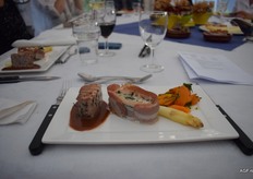 Varkenshaas gegaard op lage temeratuur daarna gegrild als garnituur, puree van spinazie in gerookt spek, geglaceerde worteltjes en sous vide bereide asperges, en rode wijn saus maakt het compleet