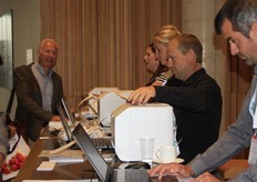 De bezoekers worden welkom geheten en de badges geprint.