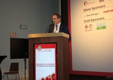 Gaston Opdekamp, directeur van Coöperatie Hoogstraten, opent het evenement en vertelt dat de consument centraal staat in de derde editie van het International Strawberry Congress.