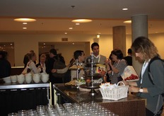 Tijdens de pauzes komen de gesprekken los.