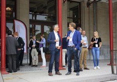 De gesprekken komen los.