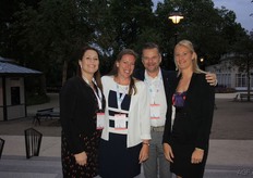 Jan Engelen met zijn vrouwen. V.l.n.r.: Leen Matthe, Jolien Spartel, Jan Engelen en Sarah Van Trier.