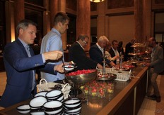 Jelger de Vriend controleert de kwaliteit van de aardbeien.