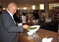 Willem Van der Does probeert voor het eerst kiwibessen.