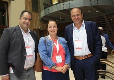 Natalie Snijers tussen de mannen: Johan van Alphen en Paul Van de Mierop.