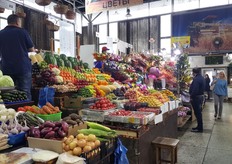 Op een donderdagmiddag is het niet druk maar ook niet stil op de markt.