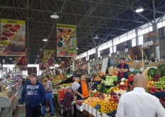 Op de markt ook andere versproducten en vooral veel bloemenkramen