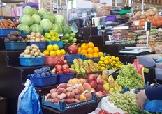 De diversiteit aan met name vruchtgroenten ontbreekt. Tomaten worden bijna alleen midden los verkocht. In de supermarkt zijn meer verschillende producten te vinden dan op deze markt, maar de kwaliteit en presentatie is hier duidelijk sterker.