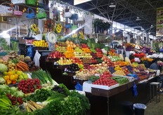 De vruchten worden bevochtigd met geimproveseerde gieters