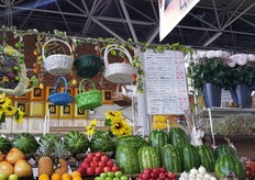 Diverse soorten meloenen en aankleding van de kramen met rieten manden.