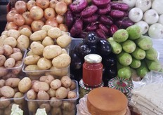 Verschillende aardappelen en kolen, rode platte uien