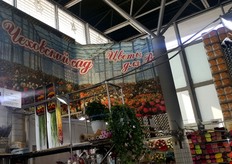 De markt wordt geflankeerd door beelden uit onder andere bloemenkassen.