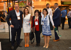 Co van Es, Maria Adela Chaves en Flor de María Miralles van Milestone Fresh en Sindy Ramirez van AA Cargo c/o FlyUs.