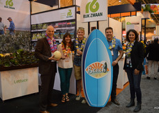 Rijk Zwaan lanceerde de Cayucos Beach RZ, een nieuwe aromatische cantaloupe ras. Daarvoor namen ze Hawaï slingers en een surfboard mee. Op de foto Jan van Doldersum, Caitlin McMillen, Ryan Mc Millen & Marleen van der Torre.