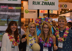 Caitlin Mc Millen, tweelingzusjes Marie-Elise en Corline Boekhout en Ryan Mc Millen poseren met de nieuwe Cayucos.