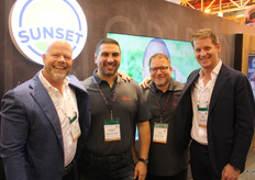 Remco Beekman (links) en Tim Loomans (rechts) van Soho Produce met Giuseppi ‘Peppi’ Rubino en Scott Kress van Mastronardi Produce