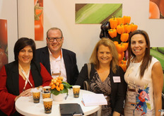 Co van Es met ‘zijn’ dames: Flor de Maria Miralles (Milestone Guatemala), Janet Coldebella (Air France – KLM Cargo) en Maria Adela Chaes (Milestone Costa Rica)