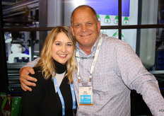 Julie gaat graag op de foto. Hier met Arie Barendrecht van Viscon