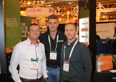 Niels Klapwijk (midden) werkt inmiddels een jaar bij NatureFresh Farms in Leamington. Hier krijgt hij bezoek van Richard van den Bulk en Dominique Sanou van Haluco