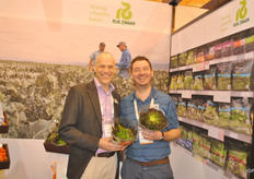 Jan Doldersum van Rijk Zwaan ontvangt Roel Janssen van Philips op de stand