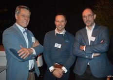 Arno Koot van TGI samen op de foto met Arold van den Elzen en Lex Reiff van HB-cRc.