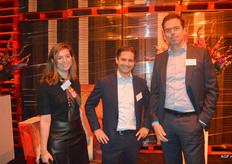 Links Loes Janssen en rechts Joachim Nieuwhoff van Superunie met in het midden Robbert Meezen van Euro Pool System.