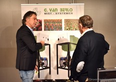 G.VAN BERLO Gertjan van Berlo, druk bezig met een uitleg over hun mist systeem aan een geïnteresseerde klant.