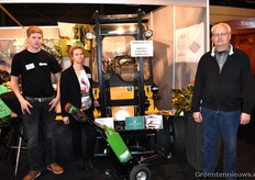 Toeleverancier voor boomkwekerijen en telers. Ze presenteerde hun mooie aparatuur. Links: Juul Giepmans, Midden: Sandra Giepmans-Cornelissen & Rechts: Yan Cornelissen.