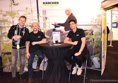 Ook op deze beurs weer te vinden, want achter elke deur past eeen KäRCHER. Youri van der Torren, van Kärcher samen met zijn dealers, in het midden Rob Janssen van Welten Reinigingsapparatuur & Rechts Jeroen Ebben van Ebben Reinigingsapparatuur.
