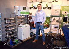 Bart Braat van SMITS. We kijken nu naar hun nieuwe zuiveringsinstallatie van HORTIMAX de CLEAN LITE. Die het lozingswater zuivert zodat het voldoet aan alle eisen die in 2018 gesteld gaan worden.