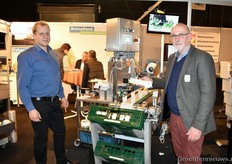 De zelfde gezichten maar nu van ScroTec GMBH. Links: Christian Thal & Rechts: Franz Sroka, nu met hun eigen machine speciaal voor het verwerken en binden van asperge.